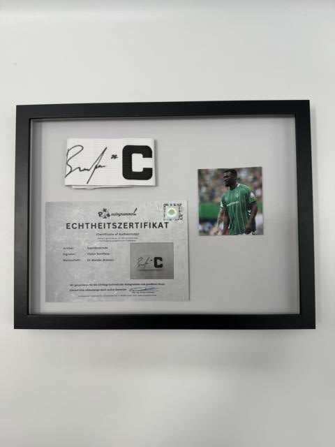 Kapitänsbinde Victor Boniface signiert im Rahmen Werder Bremen Autogramm COA