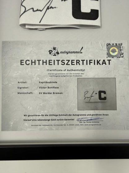 Kapitänsbinde Victor Boniface signiert im Rahmen Werder Bremen Autogramm COA