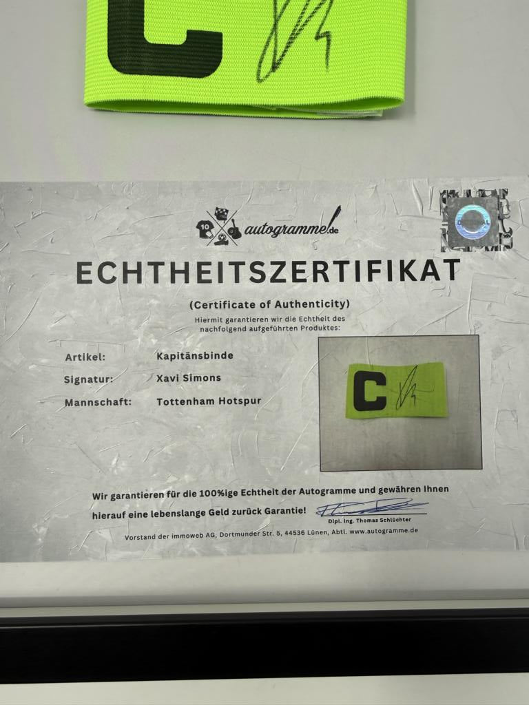 Kapitänsbinde Xavi Simons signiert im Rahmen Tottenham Hotspur