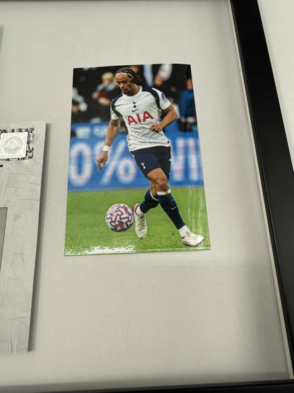 Kapitänsbinde Xavi Simons signiert im Rahmen Tottenham Hotspur