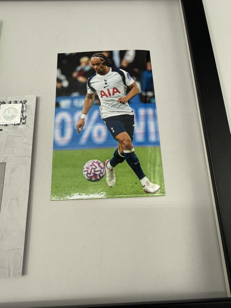 Kapitänsbinde Xavi Simons signiert im Rahmen Tottenham Hotspur