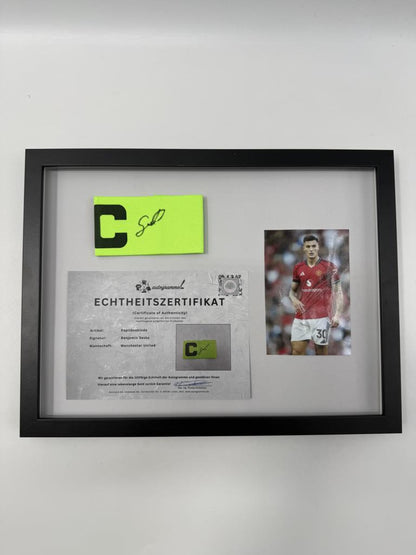 Kapitänsbinde Benjamin Sesko signiert im Rahmen Manchester United COA Fußball
