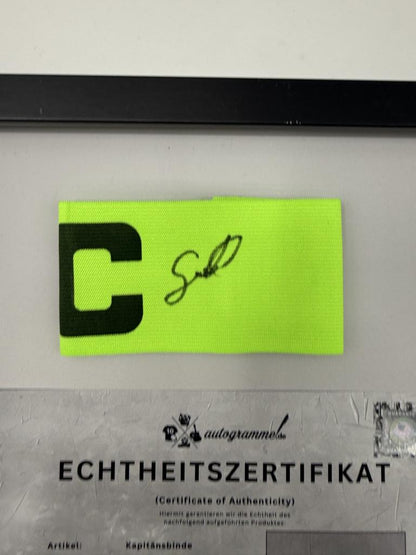 Kapitänsbinde Benjamin Sesko signiert im Rahmen Manchester United COA Fußball