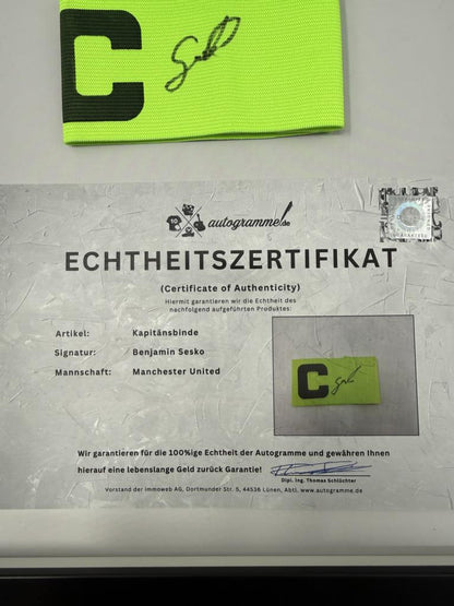 Kapitänsbinde Benjamin Sesko signiert im Rahmen Manchester United COA Fußball