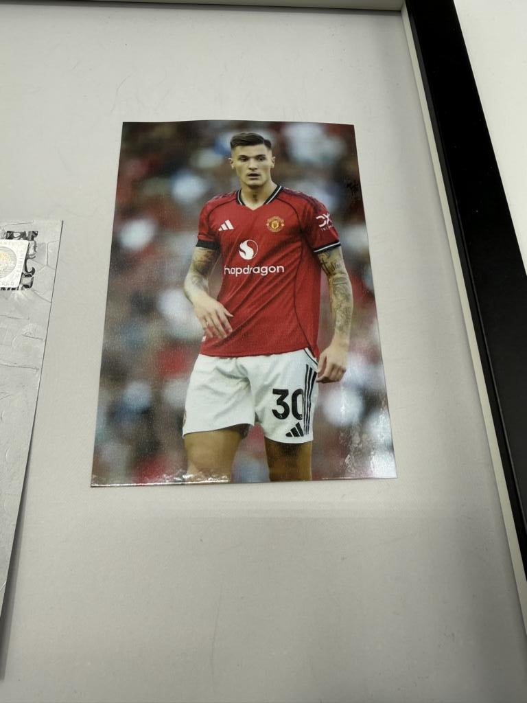 Kapitänsbinde Benjamin Sesko signiert im Rahmen Manchester United COA Fußball