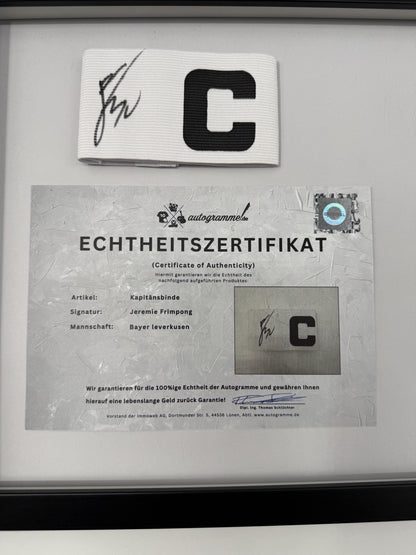 Kapitänsbinde Jeremie Frimpong signiert im Rahmen Bayer Leverkusen Autogramm