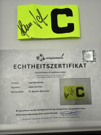 Kapitänsbinde Hans Dorfner signiert im Rahmen FC Bayern München Autogramm