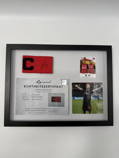 Kapitänsbinde Alejandro Grimaldo signiert im Rahmen Bayer 04 Leverkusen Autogramm
