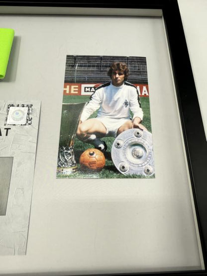 Kapitänsbinde Rainer Bonhoff signiert im Rahmen Borussia Mönchengladbach Autogramm