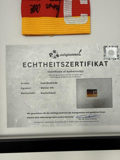 Kapitänsbinde Werner Olk signiert im Rahmen Deutschland Autogramm