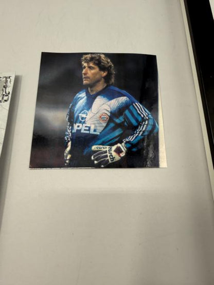 Kapitänsbinde Toni Schumacher signiert im Rahmen FC Bayern München Fußball Autogramm