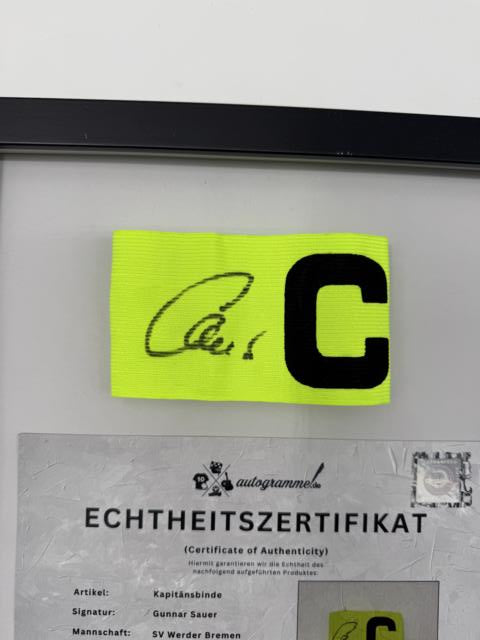 Kapitänsbinde Gunnar Sauer signiert im Rahmen Werder Bremen COA Fußball