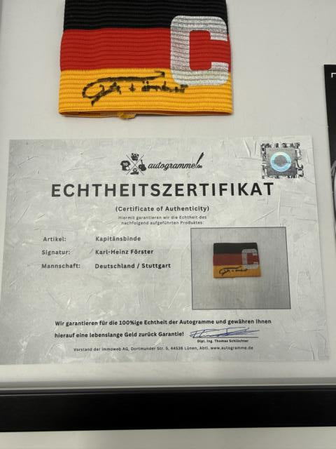 Kapitänsbinde Karlheinz Förster signiert im Rahmen Deutschland Fußball Autogramm