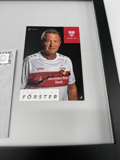 Kapitänsbinde Karlheinz Förster signiert im Rahmen Deutschland Fußball Autogramm