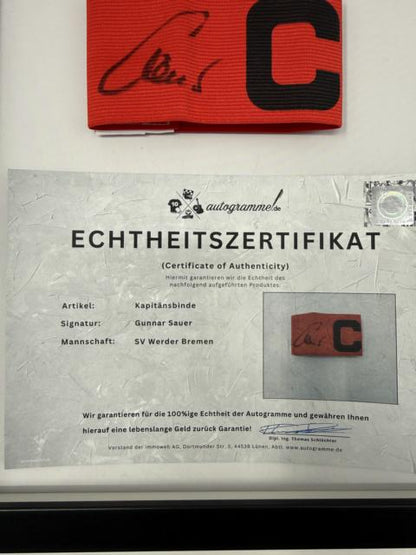 Kapitänsbinde Gunnar Sauer signiert im Rahmen Werder Bremen COA Fußball