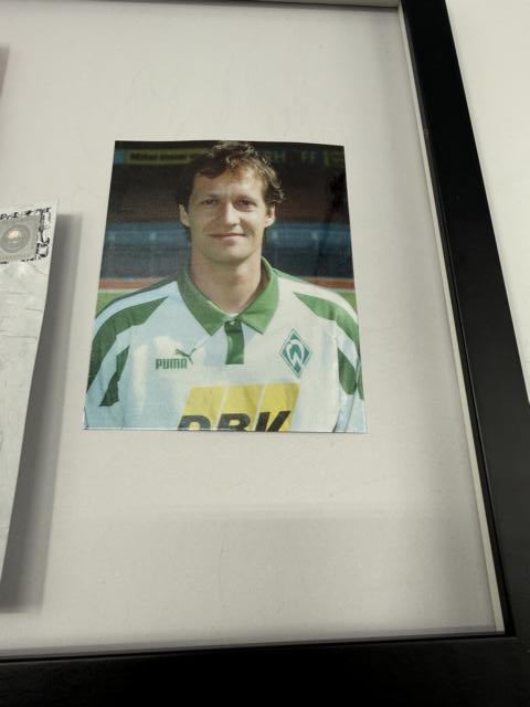 Kapitänsbinde Gunnar Sauer signiert im Rahmen Werder Bremen COA Fußball