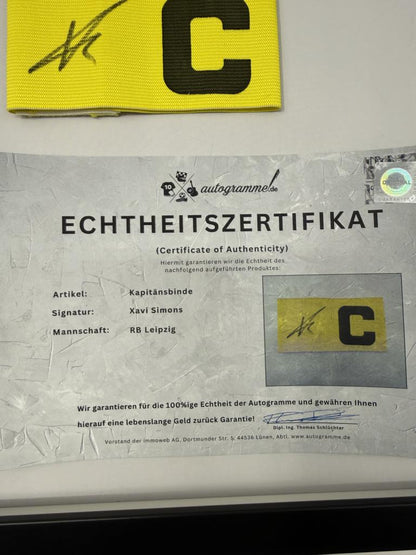 Kapitänsbinde Xavi Simons signiert im Rahmen RB Leipzig Autogramm