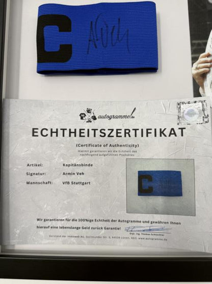 Kapitänsbinde Armin Veh signiert im Rahmen VfB Stuttgart Autogramm