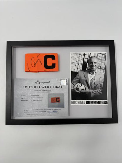 Kapitänsbinde Michael Rummenigge signiert im Rahmen Bayern München Autogramm