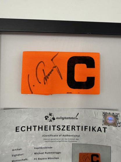 Kapitänsbinde Michael Rummenigge signiert im Rahmen Bayern München Autogramm