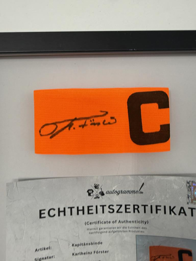 Kapitänsbinde Karlheinz Förster signiert im Rahmen VFB Stuttgart Fußball Autogramm