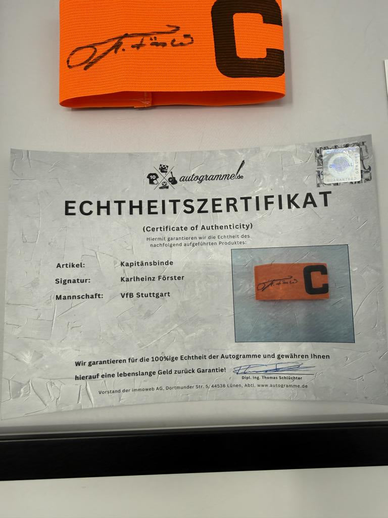 Kapitänsbinde Karlheinz Förster signiert im Rahmen VFB Stuttgart Fußball Autogramm