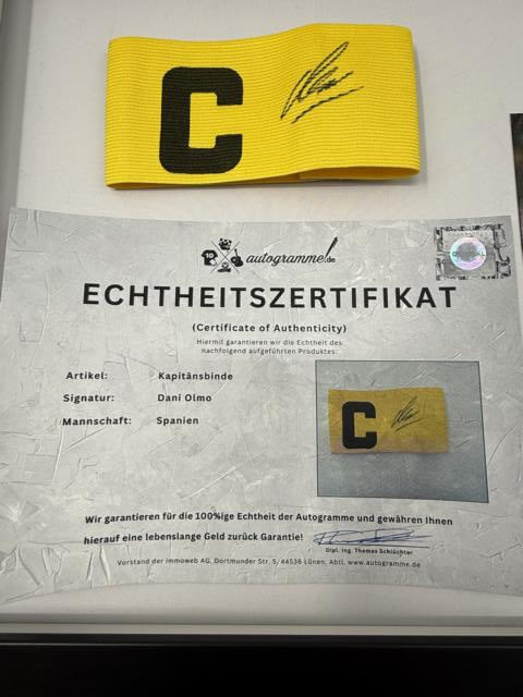 Kapitänsbinde Dani Olmo signiert im Rahmen Spanien Autogramm