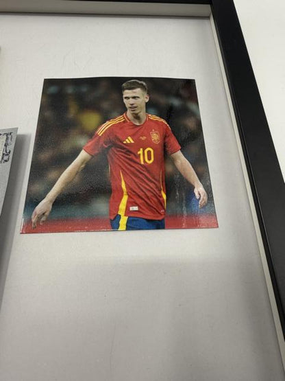 Kapitänsbinde Dani Olmo signiert im Rahmen Spanien Autogramm
