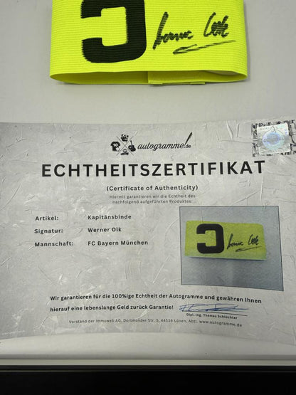 Kapitänsbinde Werner Olk signiert im Rahmen Bayern München Autogramm
