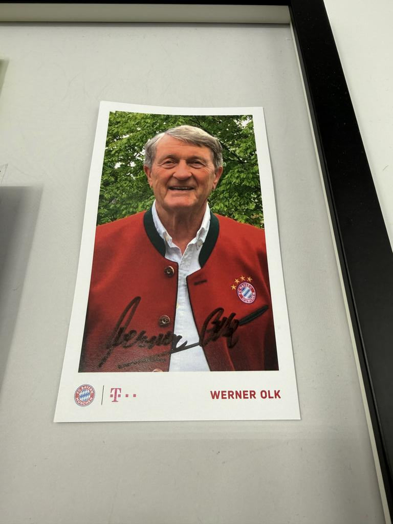 Kapitänsbinde Werner Olk signiert im Rahmen Bayern München Autogramm