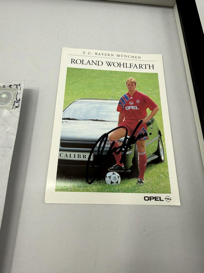 Kapitänsbinde Roland Wohlfahrt signiert im Rahmen Bayern München Fußball Autogramm