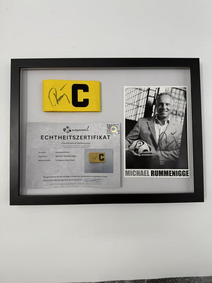 Kapitänsbinde Michael Rummenigge signiert im Rahmen Bayern München Autogramm