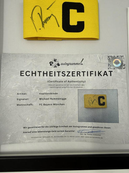 Kapitänsbinde Michael Rummenigge signiert im Rahmen Bayern München Autogramm