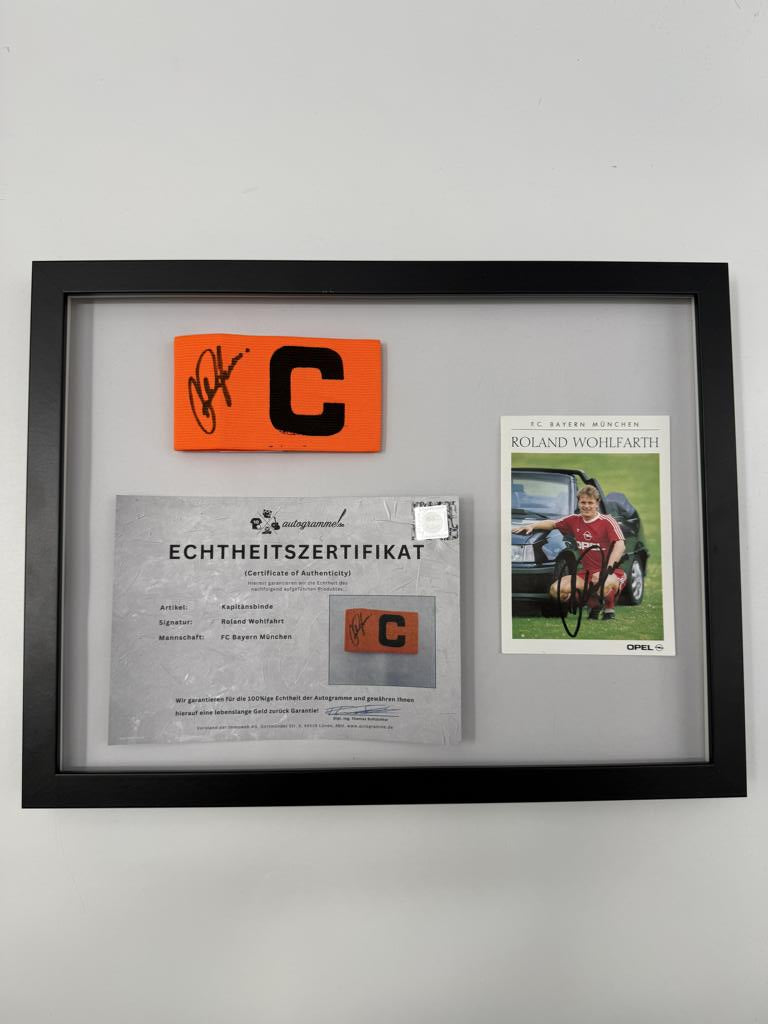 Kapitänsbinde Roland Wohlfahrt signiert im Rahmen Bayern München Fußball Autogramm