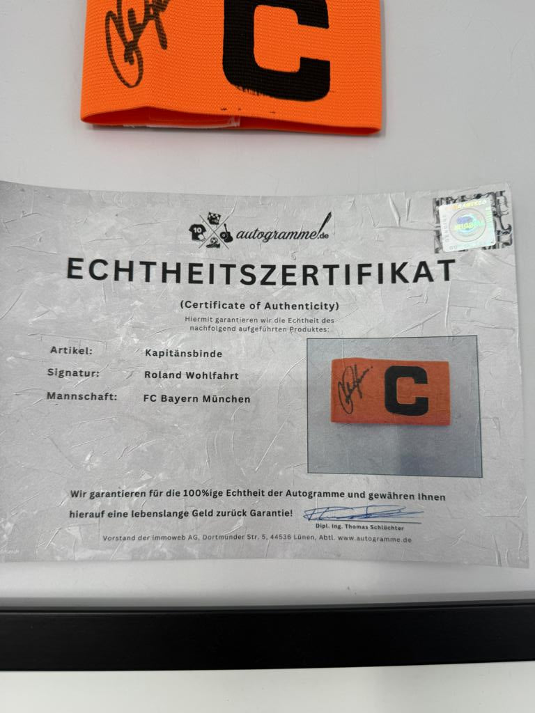 Kapitänsbinde Roland Wohlfahrt signiert im Rahmen Bayern München Fußball Autogramm
