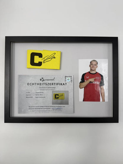 Kapitänsbinde Florian Wirtz signiert im Rahmen Bayer Leverkusen Autogramm