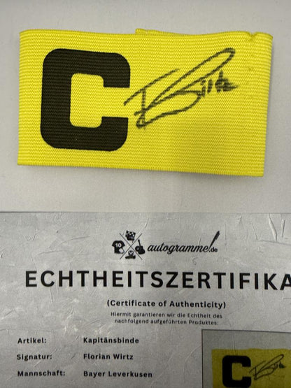Kapitänsbinde Florian Wirtz signiert im Rahmen Bayer Leverkusen Autogramm