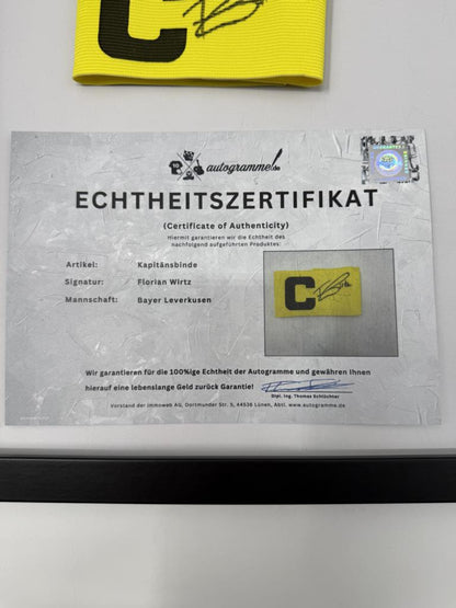 Kapitänsbinde Florian Wirtz signiert im Rahmen Bayer Leverkusen Autogramm