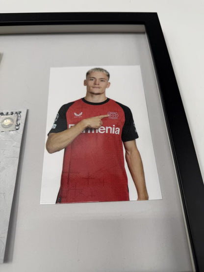 Kapitänsbinde Florian Wirtz signiert im Rahmen Bayer Leverkusen Autogramm