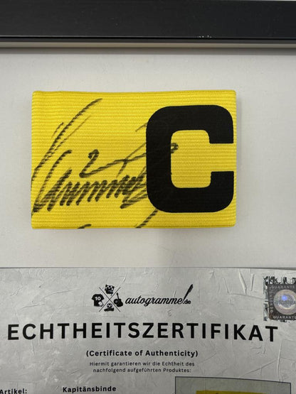 Kapitänsbinde Toni Schumacher signiert im Rahmen FC Bayern München Fußball Autogramm