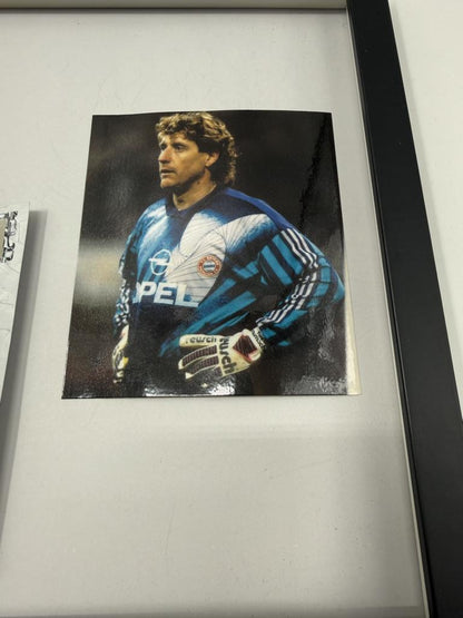 Kapitänsbinde Toni Schumacher signiert im Rahmen FC Bayern München Fußball Autogramm