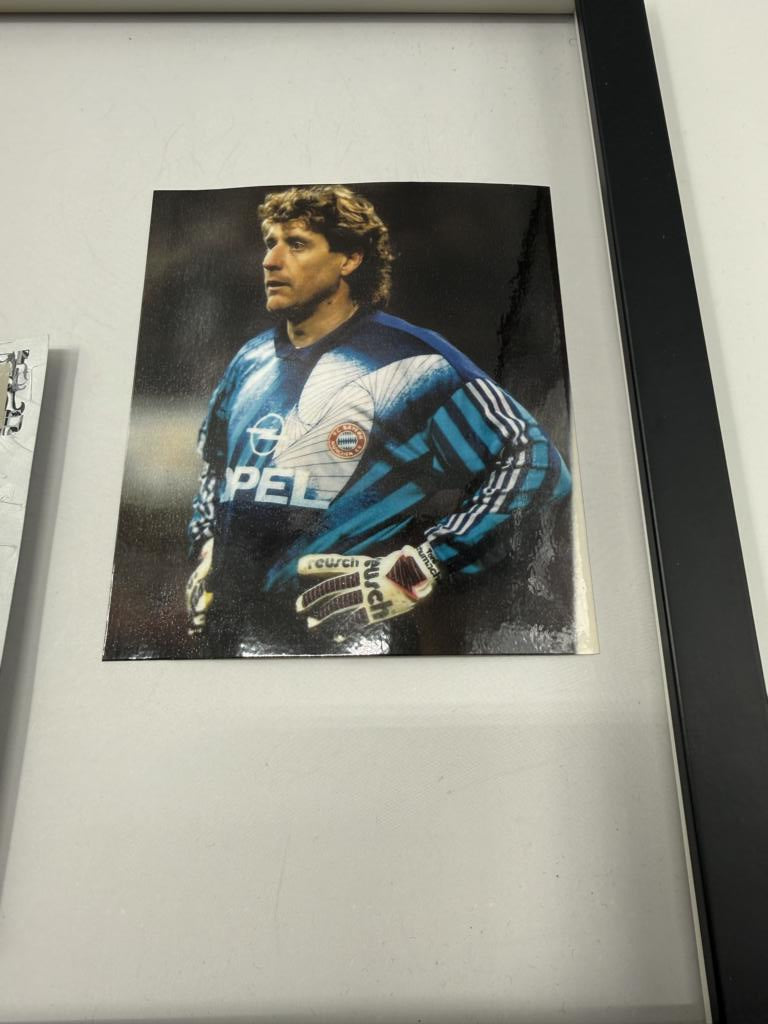 Kapitänsbinde Toni Schumacher signiert im Rahmen FC Bayern München Fußball Autogramm