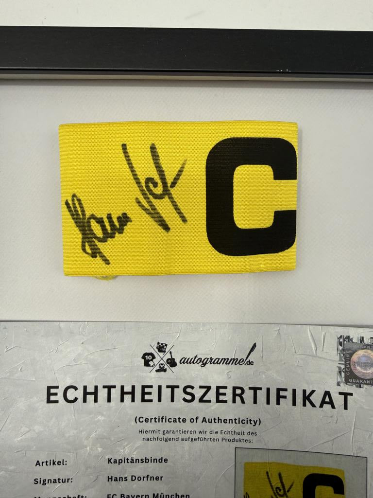Kapitänsbinde Hans Dorfner signiert im Rahmen FC Bayern München Autogramm