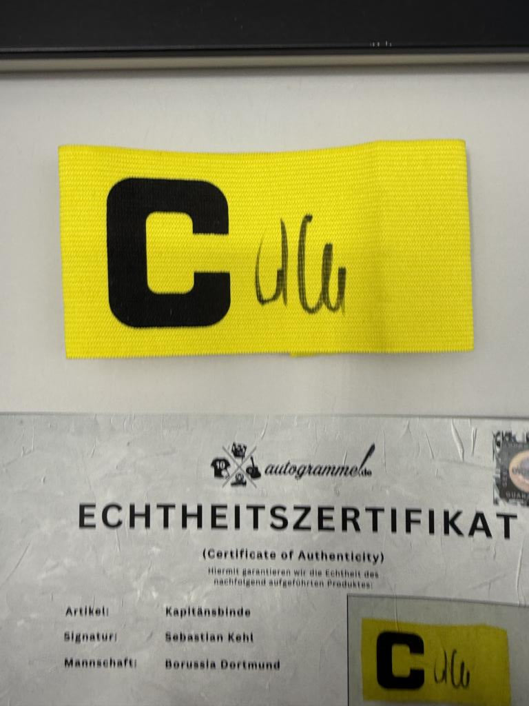 Kapitänsbinde Sebastian Kehl signiert im Rahmen Borussia Dortmund COA