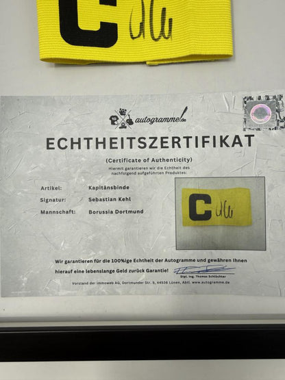 Kapitänsbinde Sebastian Kehl signiert im Rahmen Borussia Dortmund COA