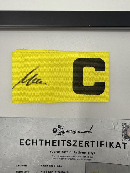 Kapitänsbinde Nico Schlotterbeck signiert im Rahmen BVB Autogramm COA
