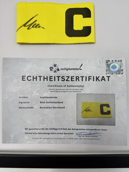 Kapitänsbinde Nico Schlotterbeck signiert im Rahmen BVB Autogramm COA