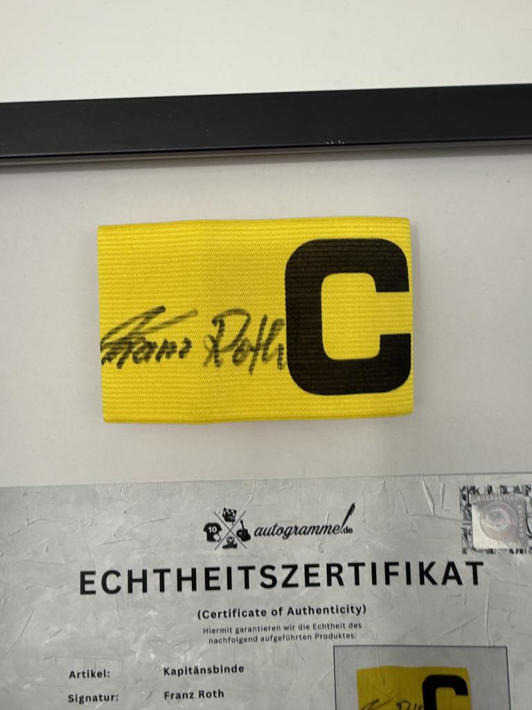 Kapitänsbinde Franz Roth signiert im Rahmen Bayern München Autogramm COA