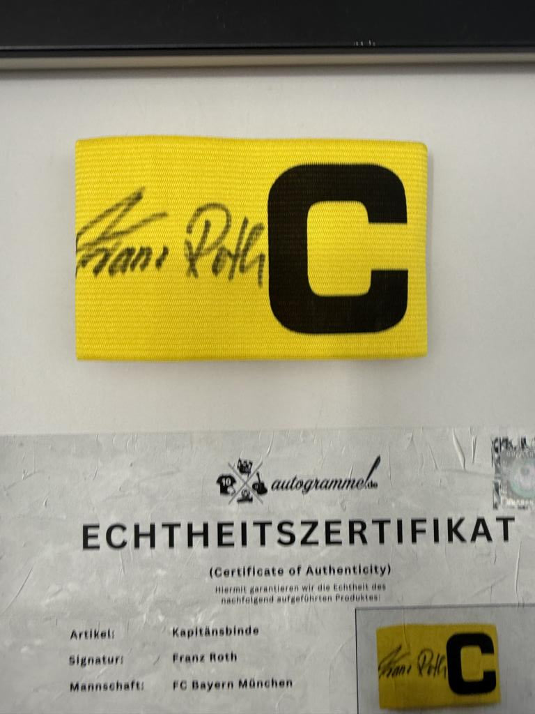 Kapitänsbinde Franz Roth signiert im Rahmen Bayern München Autogramm COA