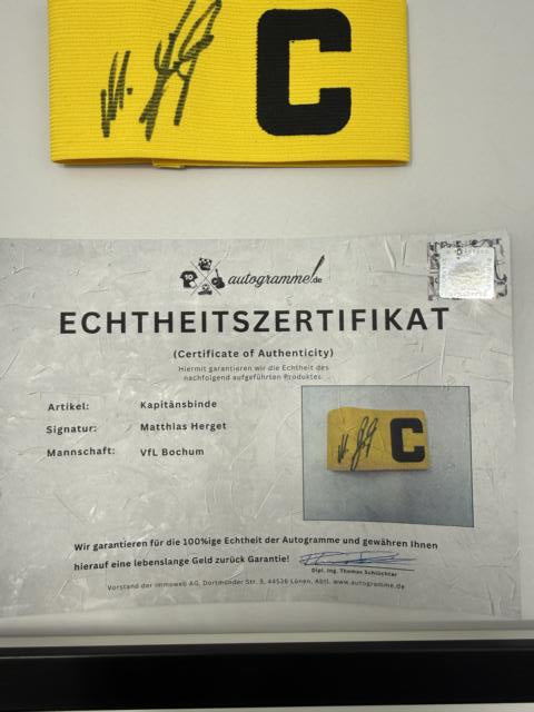 Kapitänsbinde Matthias Herget signiert im Rahmen VFL Bochum COA